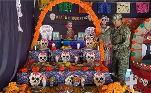 El 110 Batallón de Infantería de San Ignacio conmemora a los héroes caídos en su altar de Día de Muertos