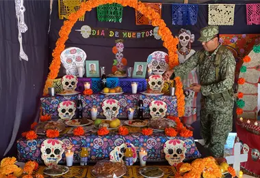 El 110 Batallón de Infantería de San Ignacio conmemora a los héroes caídos en su altar de Día de Muertos