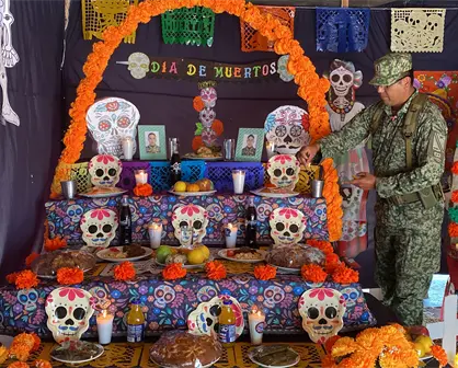 El 110 Batallón de Infantería de San Ignacio conmemora a los héroes caídos en su altar de Día de Muertos