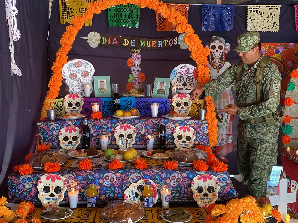 El 110 Batallón de Infantería de San Ignacio conmemora a los héroes caídos en su altar de Día de Muertos