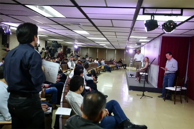 Autoridades estatales durante la Conferencia Semanera, donde se anunció el inicio de la entrega de casas del Bienestar.