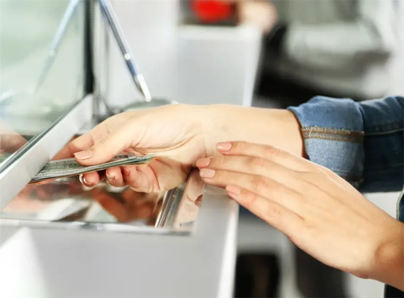 Los depósitos en efectivo contarán con un nuevo recargo. Foto: cortesía.