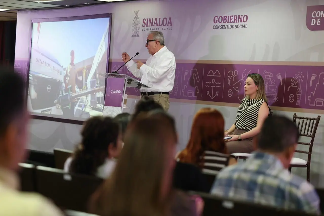 El gobernador Rubén Rocha Moya durante su Conferencia Semanera, donde anunció el compromiso de pago de adeudos heredados por administraciones anteriores