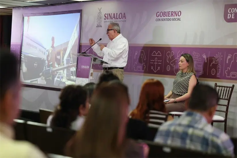 El gobernador Rubén Rocha Moya durante su Conferencia Semanera, donde anunció el pago de adeudos heredados por administraciones anteriores.