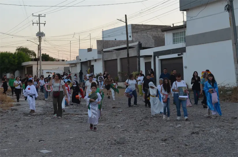 Con fe y sonrisas, niños y niñas llenan de alegría las calles de Emiliano Zapata en el Día de Todos los Santos. Foto: Juan Madrigal