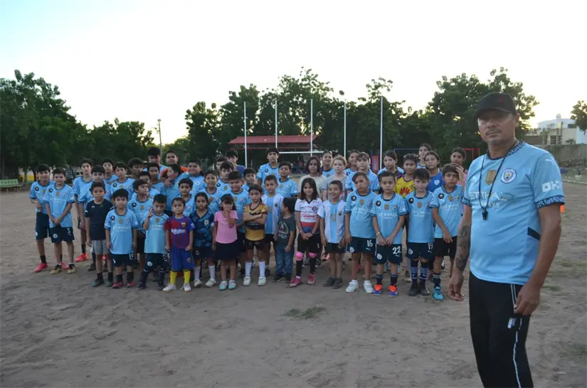Efraín Anguiano, entrenador de la colonia Progreso enseña a niños y niñas a perseguir sus sueños jugando al fútbol. Foto: Juan Madrigal