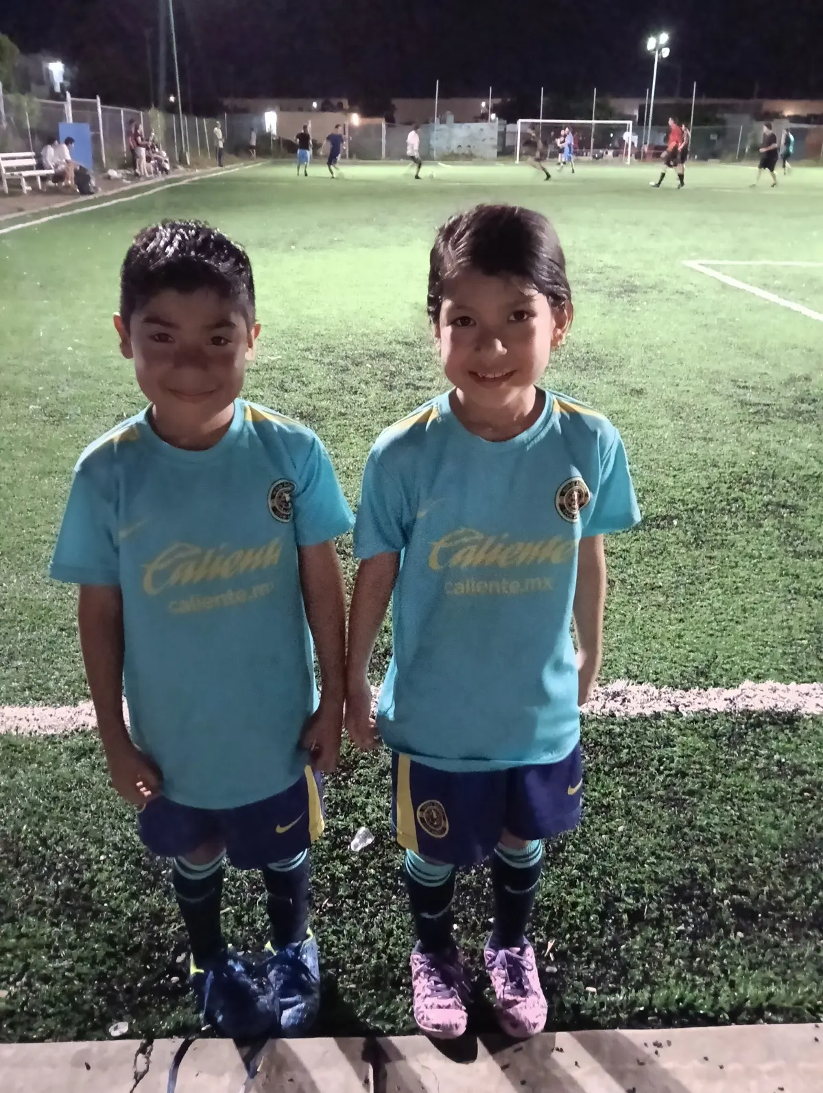 Alina y Max son dos hermanitos que disfrutan su tiempo en la cancha del fútbol.