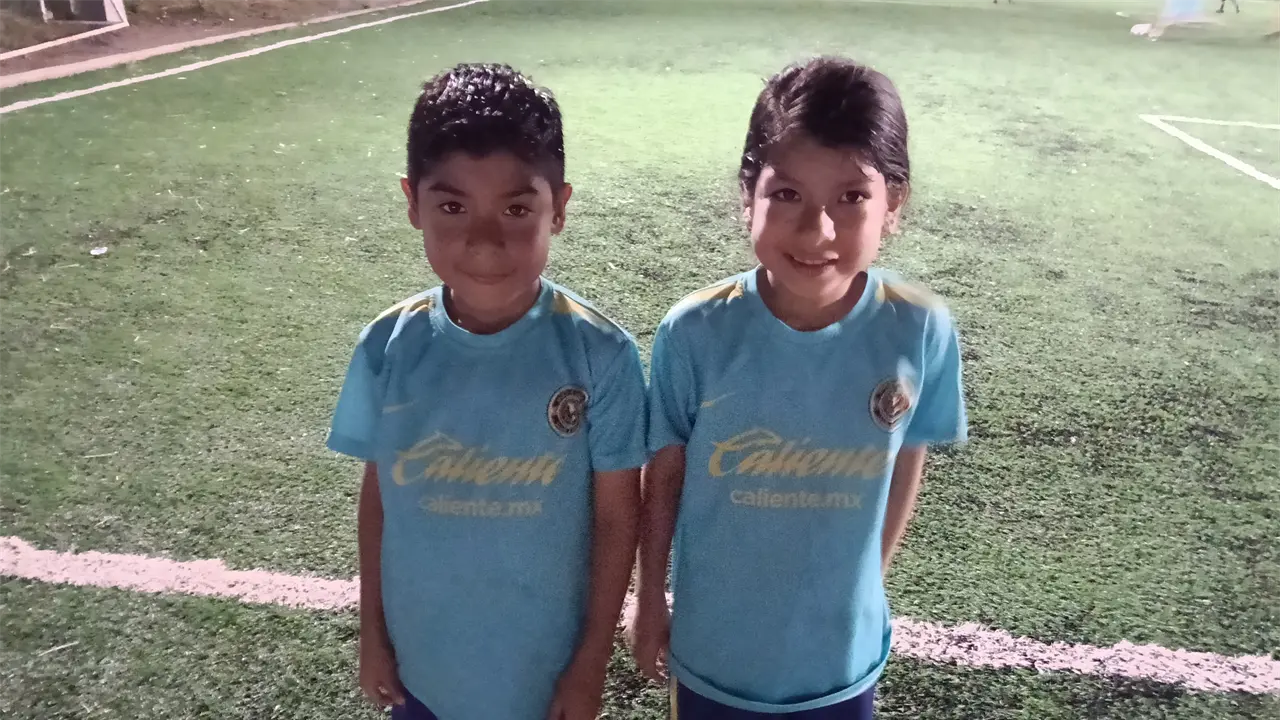 Alina y Maximiliano son dos hermanitos gemelos de siete año que disfrutan jugando fútbol en el Nido Águila de Culiacán y buscan llegar al Club América.