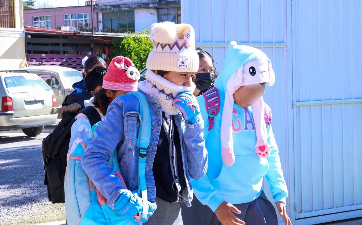 Cambian el horario de entrada y de salida en las escuelas de Puebla por el frío