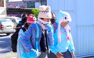 Cambian el horario de entrada y de salida en las escuelas de Puebla por el frío