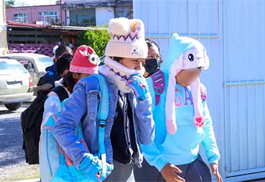 Cambian el horario de entrada y de salida en las escuelas de Puebla por el frío