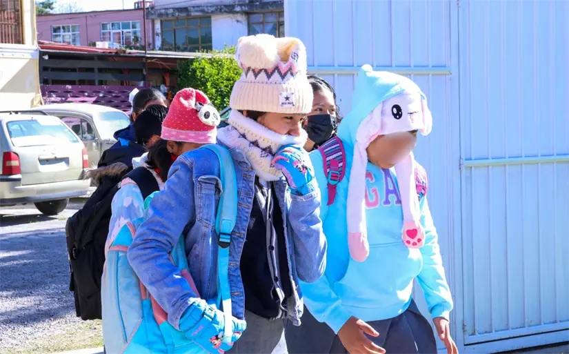 Es recomendable abrigarse con ropa de invierno ante las bajas temperaturas.