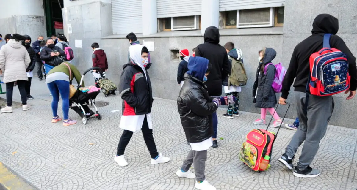¿Cuándo cambia el horario de entrada y salida para los alumnos de educación básica en Querétaro?
