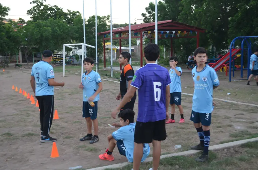 De la cancha al corazón: Efraín Anguiano enseña a los Cachorros a no rendirse y creer en sus anhelos. Foto: Juan Madrigal