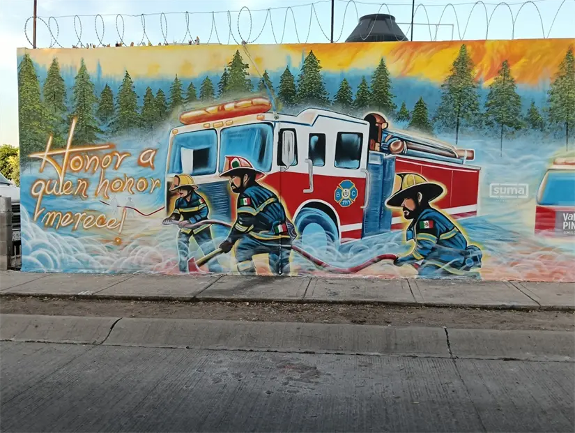 Los bomberos de Culiacán reciben un homenaje desde los muros de algunas de las casas de Alturas del Sur.