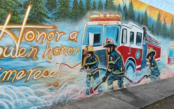 Bomberos de Culiacán reciben homenaje con emotivo mural en Alturas del Sur