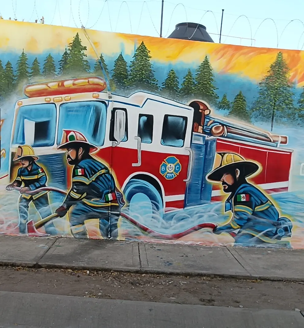En la barda de una de las casas de Alturas del Sur hay un mural que honra a los bomberos de Culiacán.