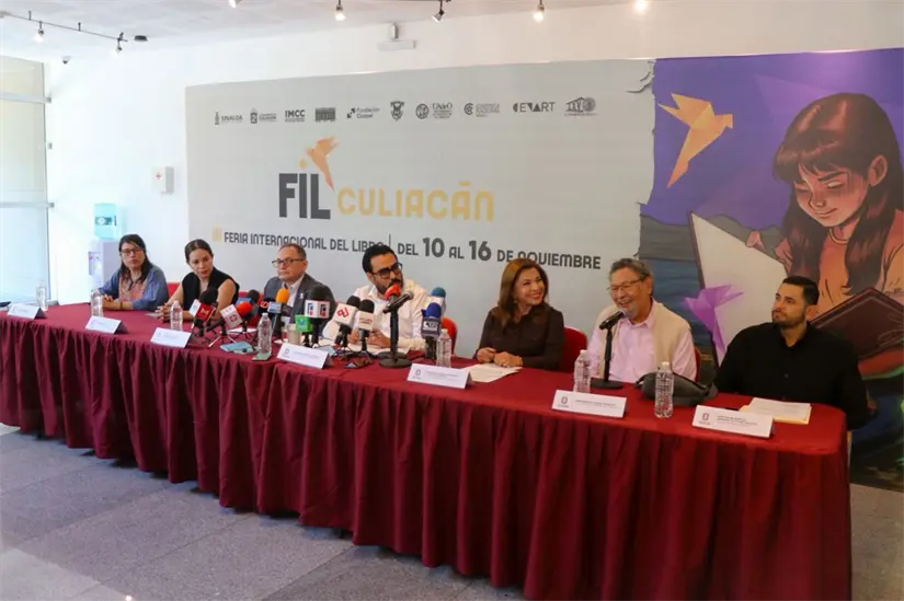 El escritor Élmer Mendoza invitó a toda la gente a participar de esta celebración literaria.