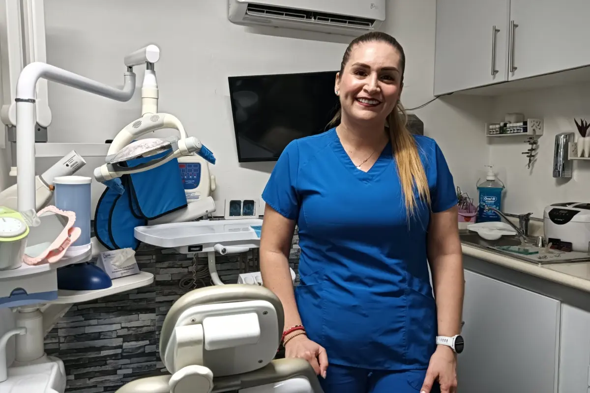 Arely Zazueta ejerce como odontóloga en Tierra Blanca y como administrativa universitaria, mientras impulsa la certificación del Código Mariposa en hospitales locales. | Imágenes de Francisco Castro