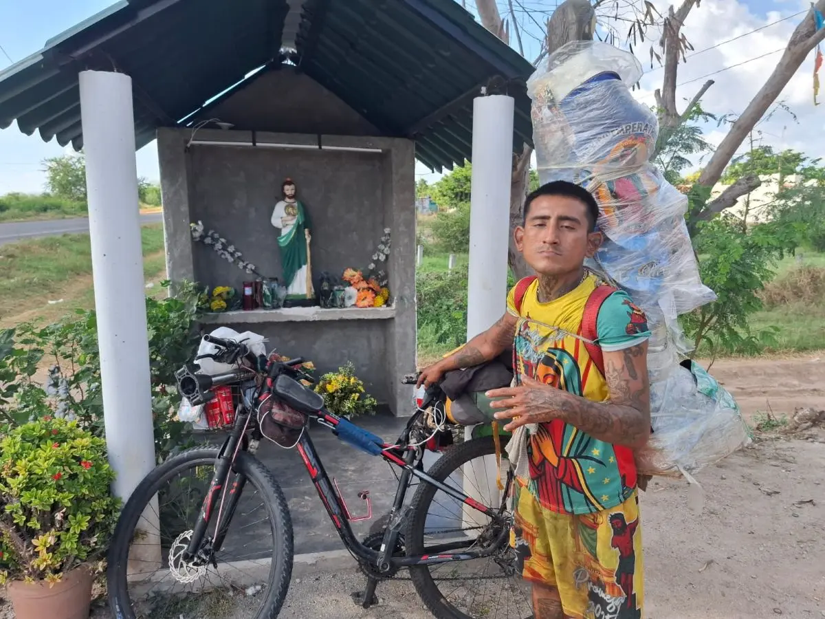 “Con fe todo se puede.” Miguel viajó en bicicleta de Yucatán a Sinaloa, cargando a San Judas Tadeo