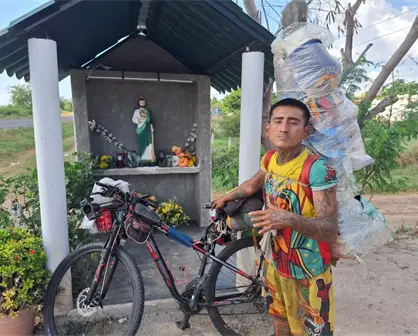 "Con fe todo se puede." Miguel viajó en bicicleta de Yucatán a Sinaloa, cargando a San Judas Tadeo