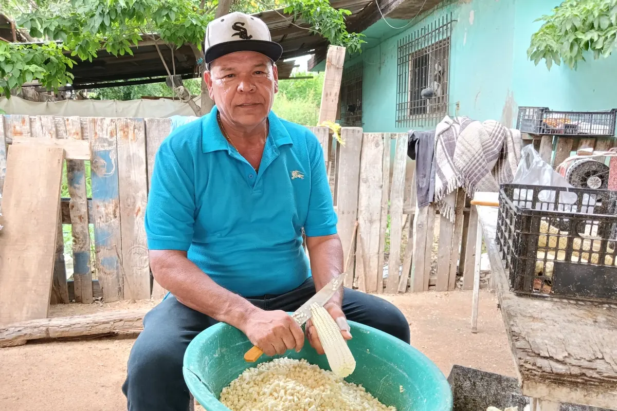 Antes de vender elotes, Héctor trabajó en la fabricación de ladrillos y pasó dos décadas en Nogales, donde crio a sus hijos. En 2016 regresó a Culiacán. | Imágenes de Francisco Castro