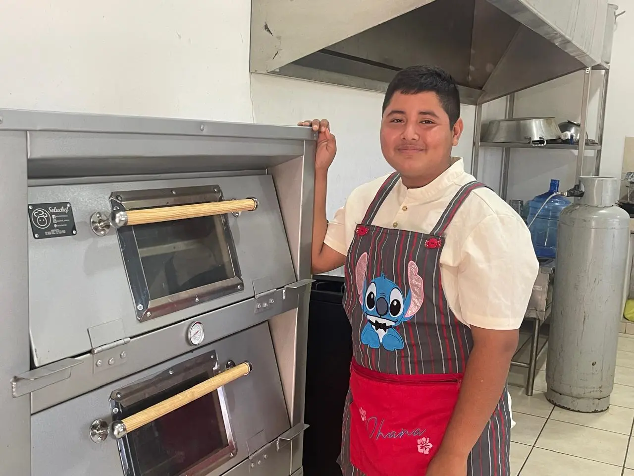 Con ilusión y mucho entusiasmo Jesús aprende repostería en los cursos que ofrece el CECOBI Tercera Ampliación de Urías