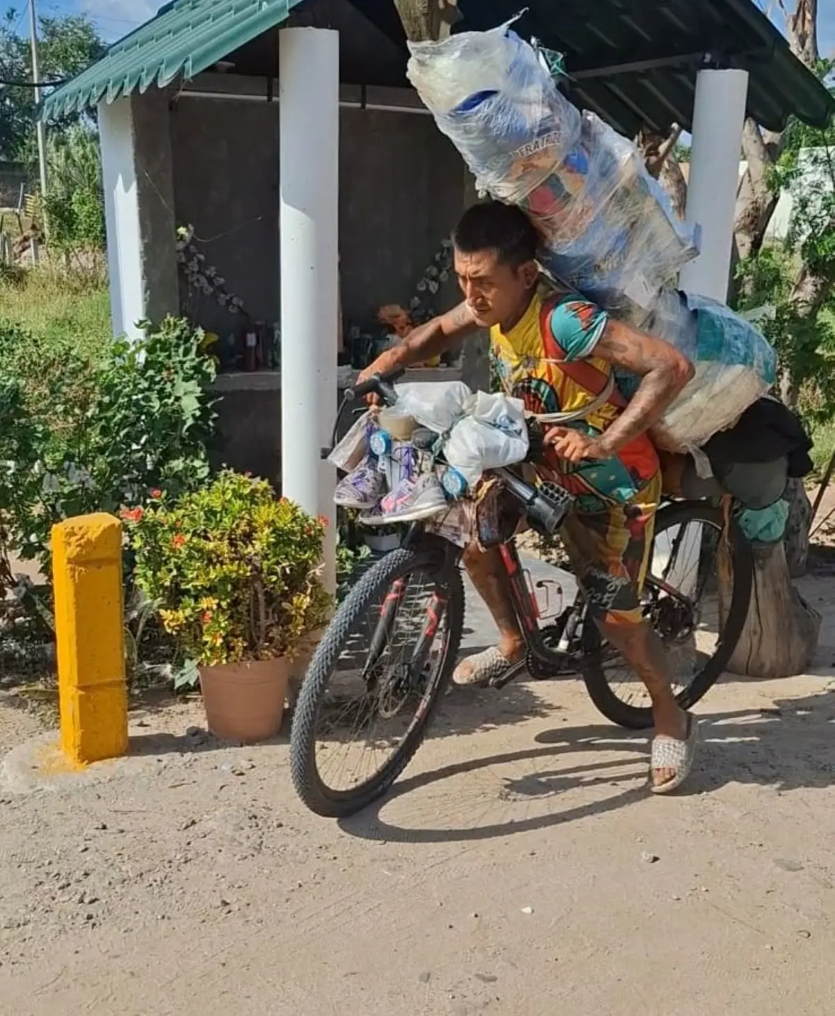 Miguel Ángel pedaleó su bicicleta miles de kilómetros para cumplir la manda que le hizo a San Judas Tadeo. Foto: Brenda Camacho