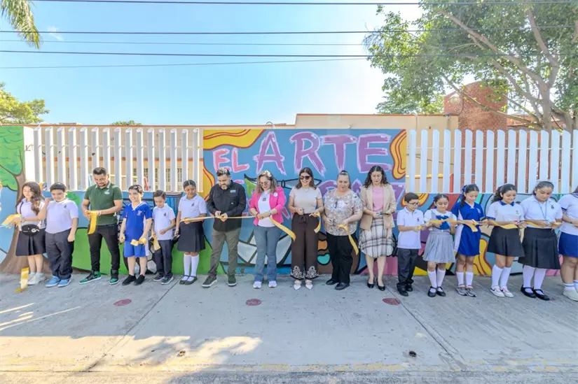 Momento de la develación del mural 