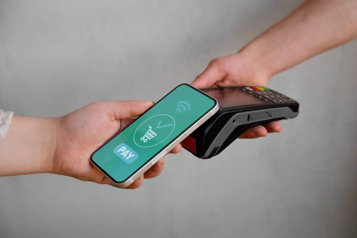 El pago sin contacto con tu celular es rápido y seguro. Foto: Freepik