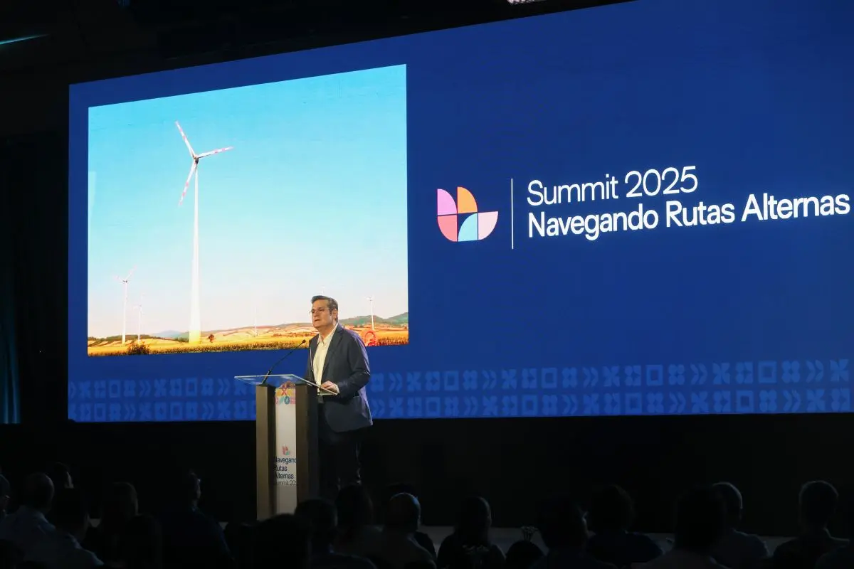 Agustín Coppel Luken durante su mensaje inaugural en el Summit 2025 “Navegando Rutas Alternas” de Foro Mar de Cortés.