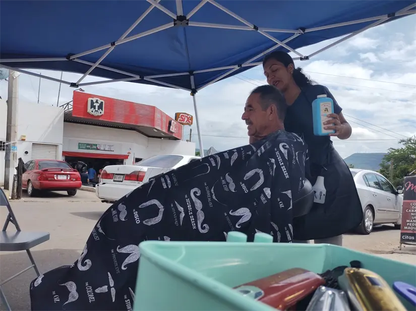 Con esfuerzo y corazón, Carmen convierte su sala y el puesto de un tianguis en un salón de belleza donde transforma sueños y vidas. Foto: Juan Madrigal