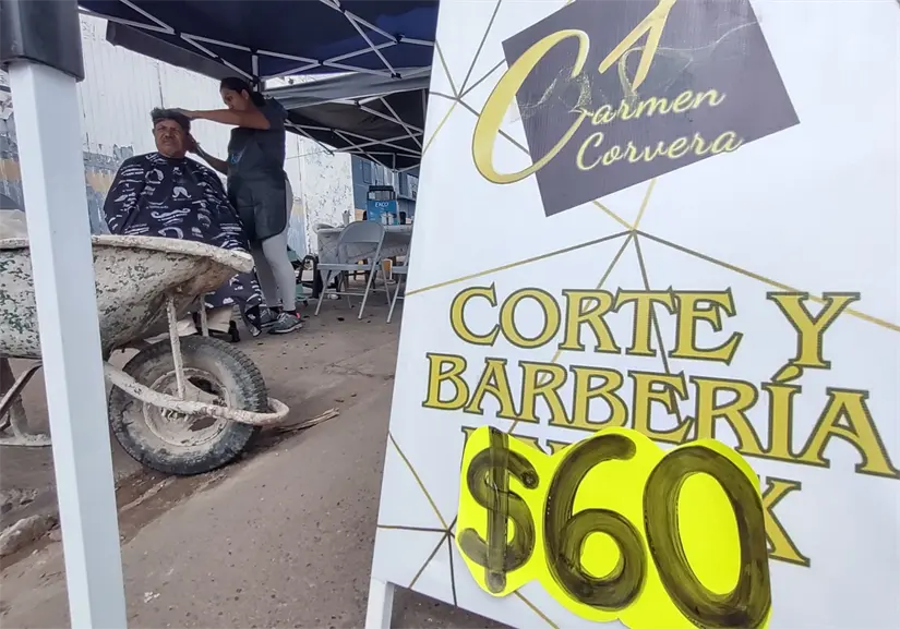 Carmen Corvera Martínez convierte su pasión por el estilismo en ayuda a la comunidad, con cortes a solo 60 pesos. Foto: Juan Madrigal