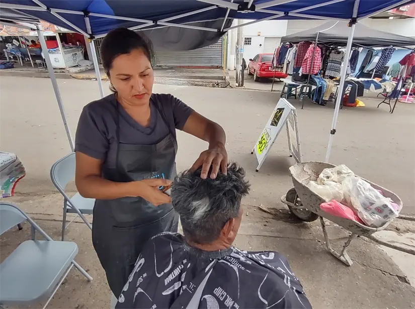 Carmen Corvera Martínez convierte su pasión por el estilismo en ayuda a la comunidad, con cortes a solo 60 pesos. Foto: Juan Madrigal