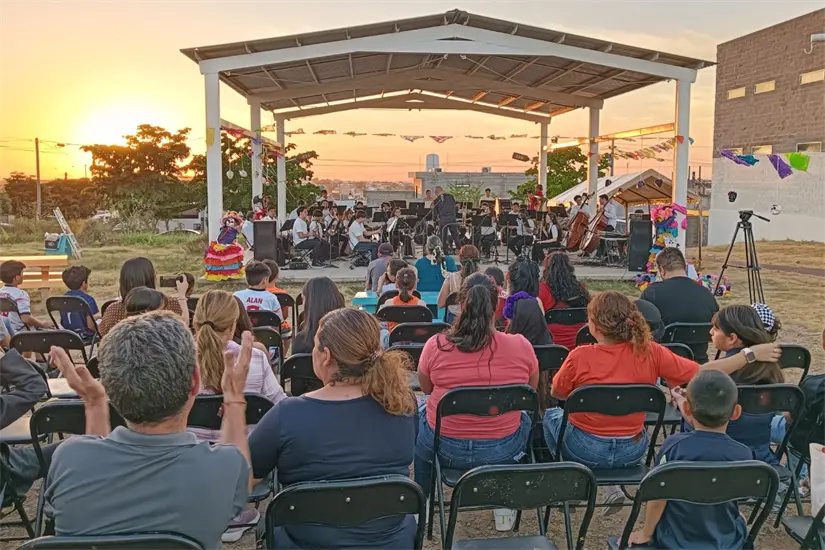 La Banda Sinfónica Juvenil del Estado, dirigida por Diego Rojas, interpretó obras de Beethoven, Dvorak, Tchaikovski y Moncayo, ante decenas de familias que llenaron el Parque Prados del Sol 2 del Desierto.