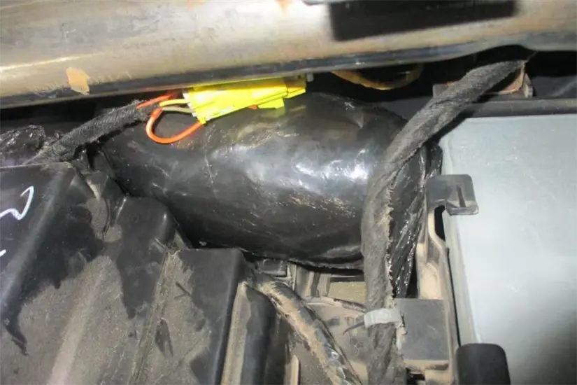 Los paquetes de heroína estaban ocultos en varios compartimentos de la camioneta. Foto: Especial