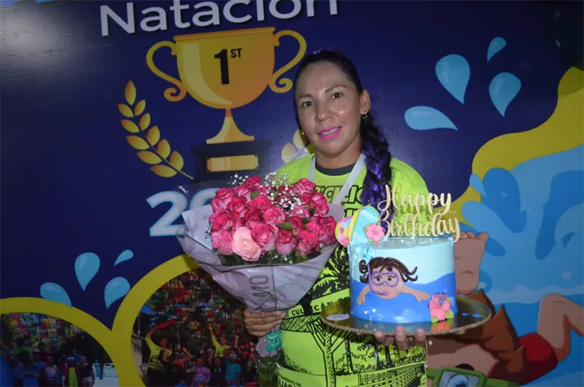 La maestra Diana Soriano fue sorprendida con una emotiva celebración de cumpleaños durante la clausura de la Escuela de Natación. Foto: Juan Madrigal