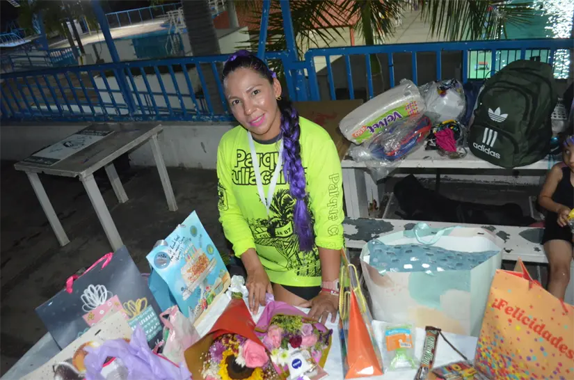 Un momento de cariño y gratitud: alumnos celebran a su maestra de natación Diana Soriano Camacho. Foto: Juan Madrigal
