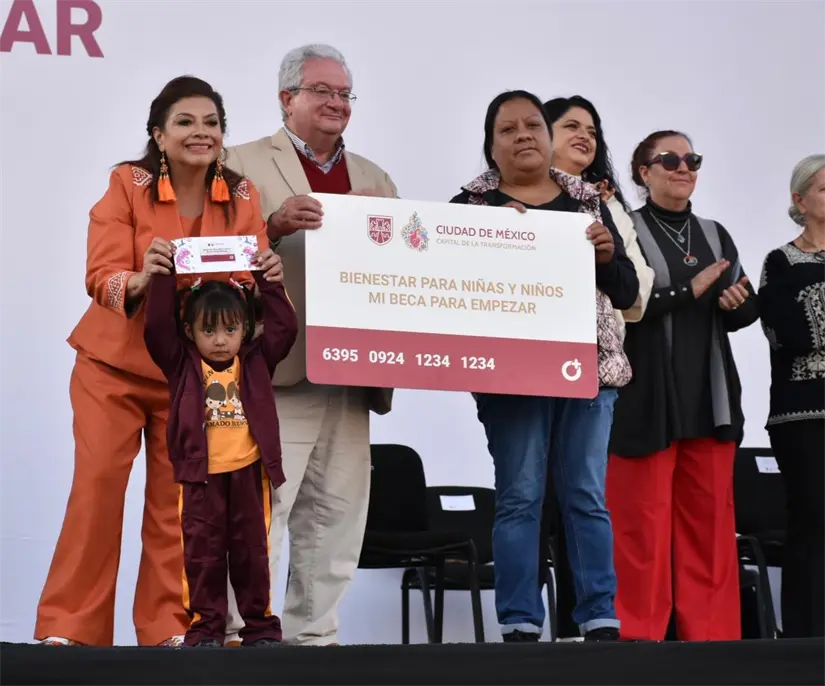 Entregan 40 mil tarjetas de Mi Beca para Empezar en la CDMX. Foto: Cortesía