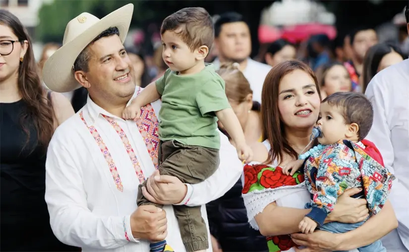 Grecia Quiroz junto a su esposo Carlos Manzo y sus dos hijos. Foto: Cortesía