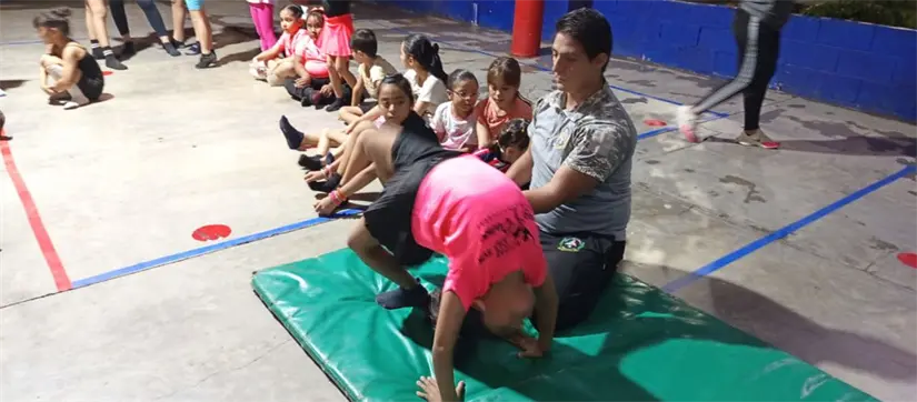 Las niñas realizaron distintos ejercicios para mejorar sus habilidades físicas.