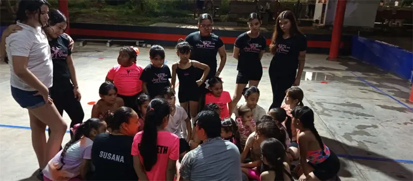 Muy entusiasmadas las niñas durante su clase.