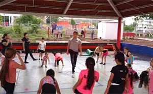 Niñas de gimnasia de Alturas del Sur en Culiacán, reciben clase especial con Amigos del Ejército
