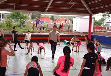Niñas de gimnasia de Alturas del Sur en Culiacán, reciben clase especial con Amigos del Ejército
