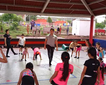 Niñas de gimnasia de Alturas del Sur en Culiacán, reciben clase especial con Amigos del Ejército