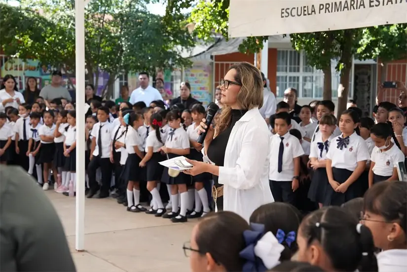 La directora de la primaria, la maestra Isalia Ochoa dio las palabras de honor para inaugurar este nuevo espacio en la escuela.