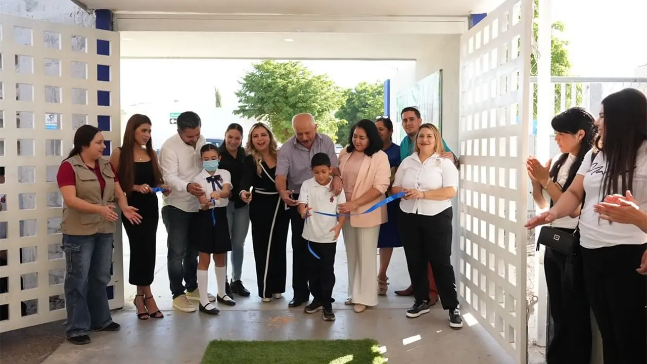 Muy entusiasmados los niños participaron en el corte del listón para inaugurar la fachada de su primaria.