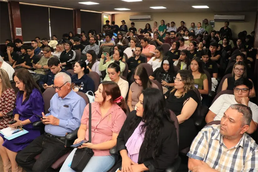 Estudiantes y docentes participaron activamente en el Curso-Taller sobre atención a personas en condición de desplazamiento.