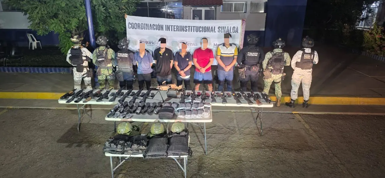 Fuerzas de seguridad de los tres niveles de gobierno realizaron un operativo en Culiacán donde se incautaron 25 explosivos, 20 armas largas y más de mil cartuchos.