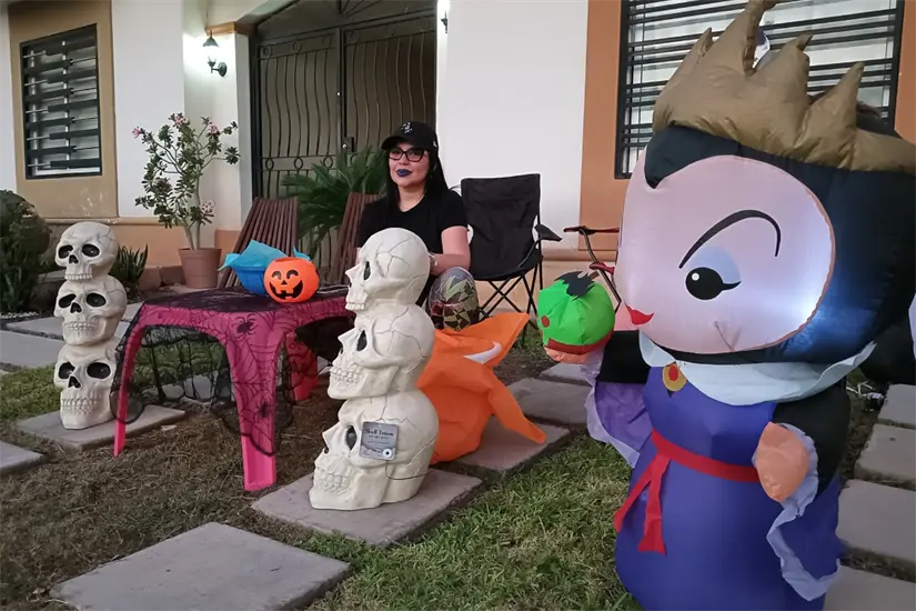 Familias decoraron sus patios con temática alusiva al Halloween para esperar a las familias que recorrieron las calles de Portabelo para pedir dulces.